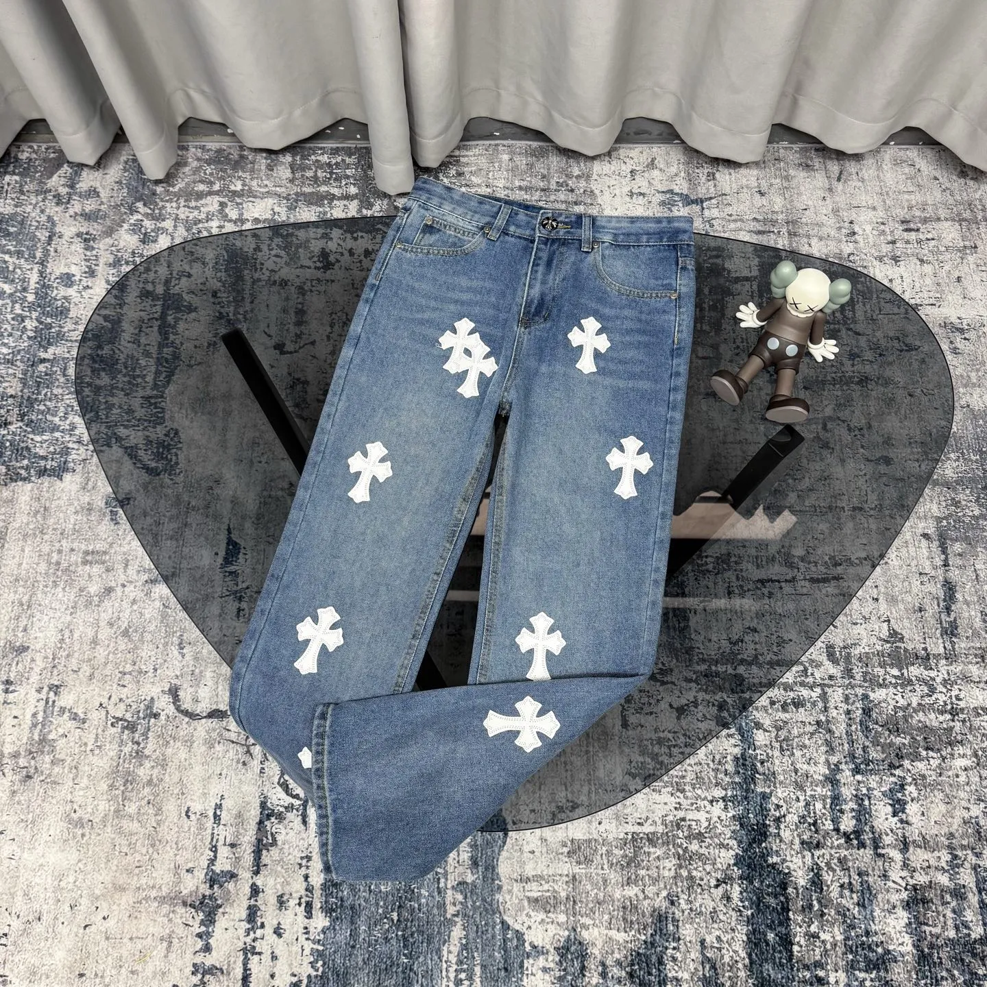P230 Chrome Hearts CH/Chrome Hearts Classic Blue Pants White Cross Patched Leather Jeans. Original purchase and patterning. Really restores the ultimate texture of Vintage. Special Italian cowhide print and then cut. Customized sheepskin three-layer thick line leather. The whole body is spliced in heavy water washing process. Craftsmen hand-splash ink. You can see the details. Three-dimensional cutting version. Loose and comfortable. Not picky on the figure. Makes taller and slimmer. Seiko factory. Original quality control. Same style for men and women. Can be matched with couples. Versatile recommendation. Essential jeans for all seasons Color: blue Size: 28-36 (S-XXL)